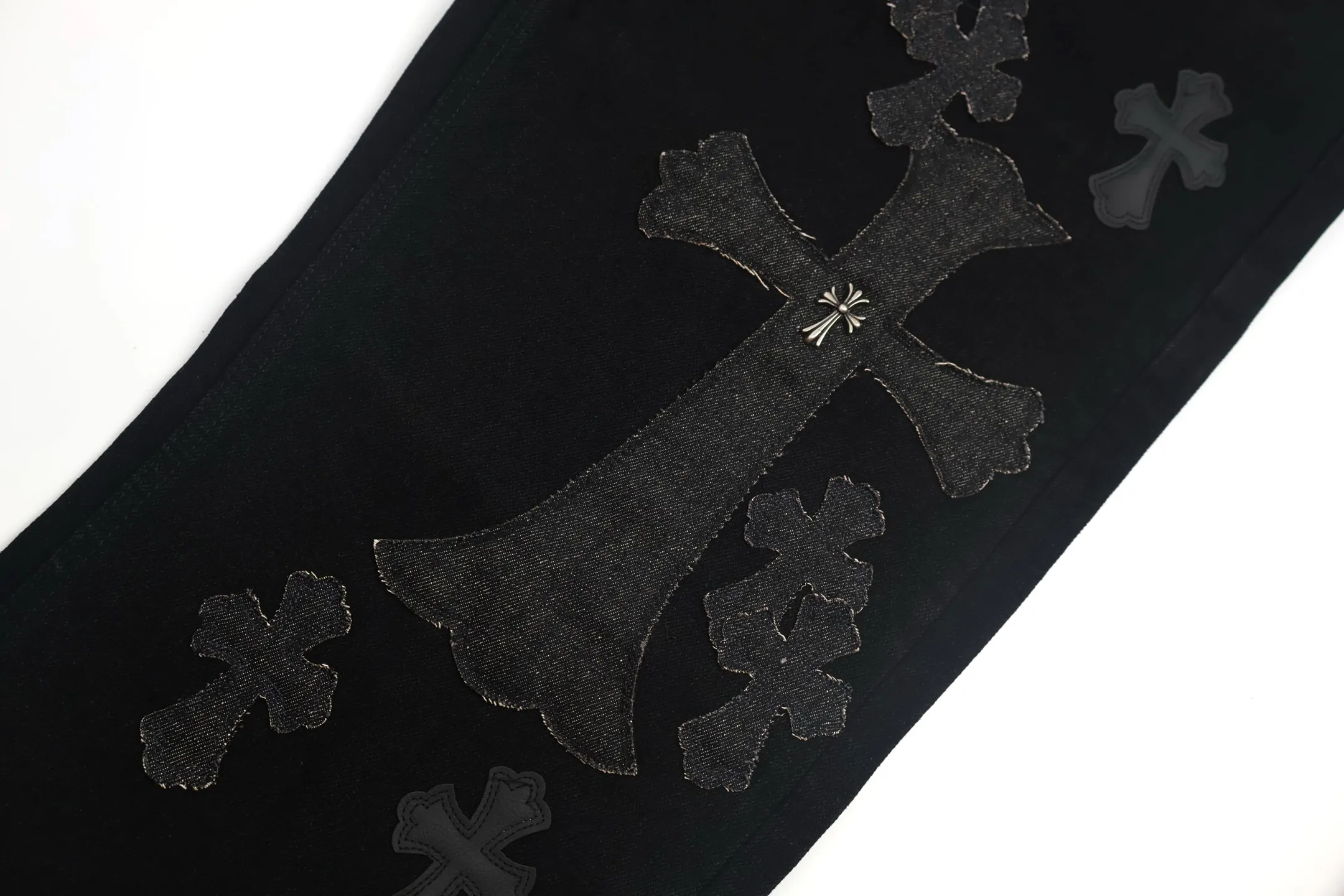 🅿️800 [Exclusive supply] CH Crow Heart Cow King Jeans (Black) Use genuine levis502 as the base plate. Purchase the original version at 5W. Heavy washing, frayed and distressed, customized cowhide cross. After dyeing, it will be fixed and will not fade. Fully right-angle fit hand embroidery thread, a total of 5 small silver nails on the whole body, 1 silver medal, 5 Cross Scout flower buttons. The silver content is 85%. It is not made of 925 silver because the silver content is too high and it will easily turn black and oxidize, which affects the appearance. The printing adopts the garment screen water slurry printing process. Size:32/34/36/38